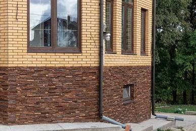 Пример отделки цоколя панелями под рваный камень, создано искусственным интеллектом